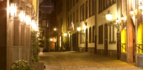 Gasse Altstadt bei Nacht in Köln